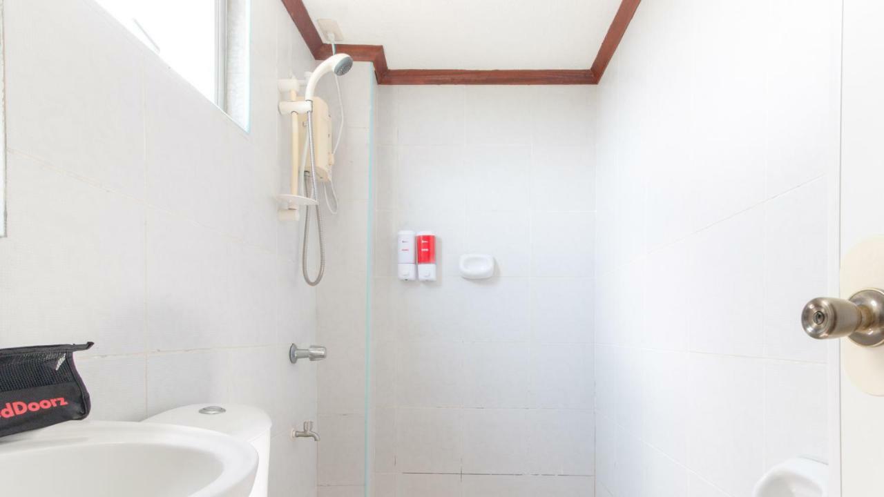 Reddoorz @ Paterno Street Tacloban Hotel Exterior photo